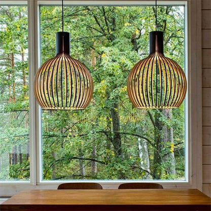 "Handgemaakte houten hanglamp, rustiek design, zichtbare houtnerf, warme sfeer, interieurverlichting, uniek en duurzaam."
