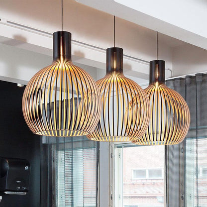 "Handgemaakte houten hanglamp, rustiek design, zichtbare houtnerf, warme sfeer, interieurverlichting, uniek en duurzaam."