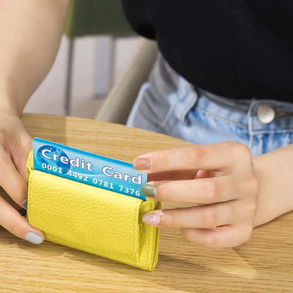 "Handgemaakte RFID-portemonnee van zacht leer met meerdere vakken, ideale bescherming voor creditcards en ID-kaarten."