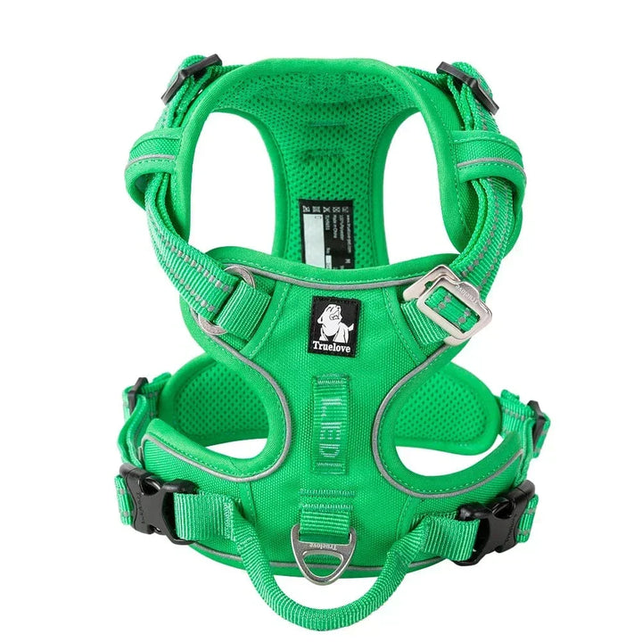 Zijaanzicht van een hond met een duurzaam, ergonomisch hondenharnas voor optimaal comfort en controle.