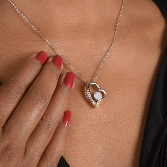 "Hartvormige ketting met sprankelende zirkonia's, verstelbare lengte, ideale elegante keuze voor liefdevolle gelegenheden."