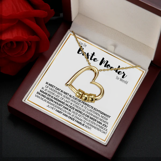 Hartvormige ketting voor moeder met gegraveerde namen, verguld roestvrij staal, gepresenteerd in luxe verpakking.