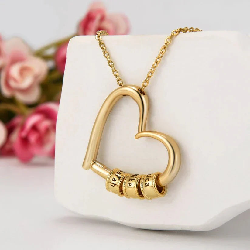 Hartvormige ketting voor moeder met gegraveerde namen, verguld roestvrij staal, gepresenteerd in luxe verpakking.