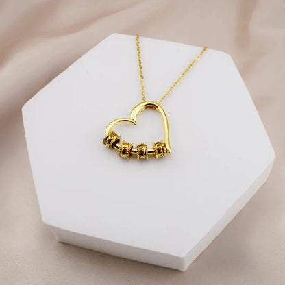 Hartvormige ketting voor moeder met gegraveerde namen, verguld roestvrij staal, gepresenteerd in luxe verpakking.