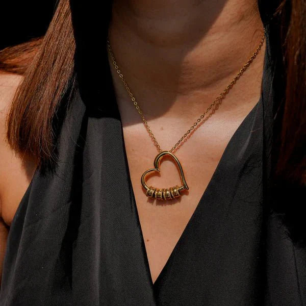 Hartvormige ketting voor moeder met gegraveerde namen, verguld roestvrij staal, gepresenteerd in luxe verpakking.