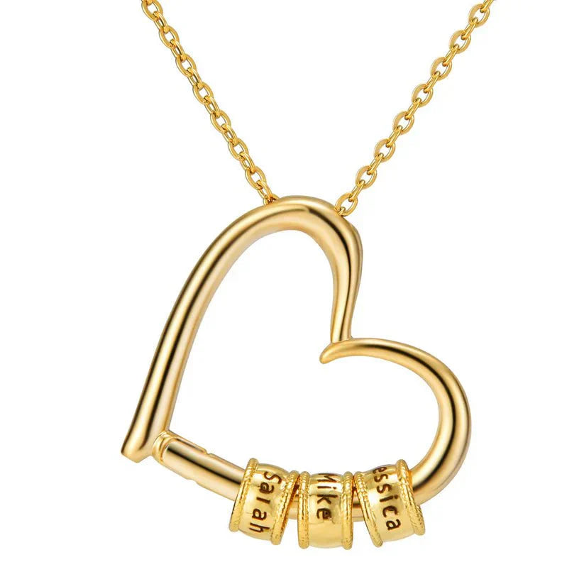 Hartvormige ketting voor moeder met gegraveerde namen, verguld roestvrij staal, gepresenteerd in luxe verpakking.