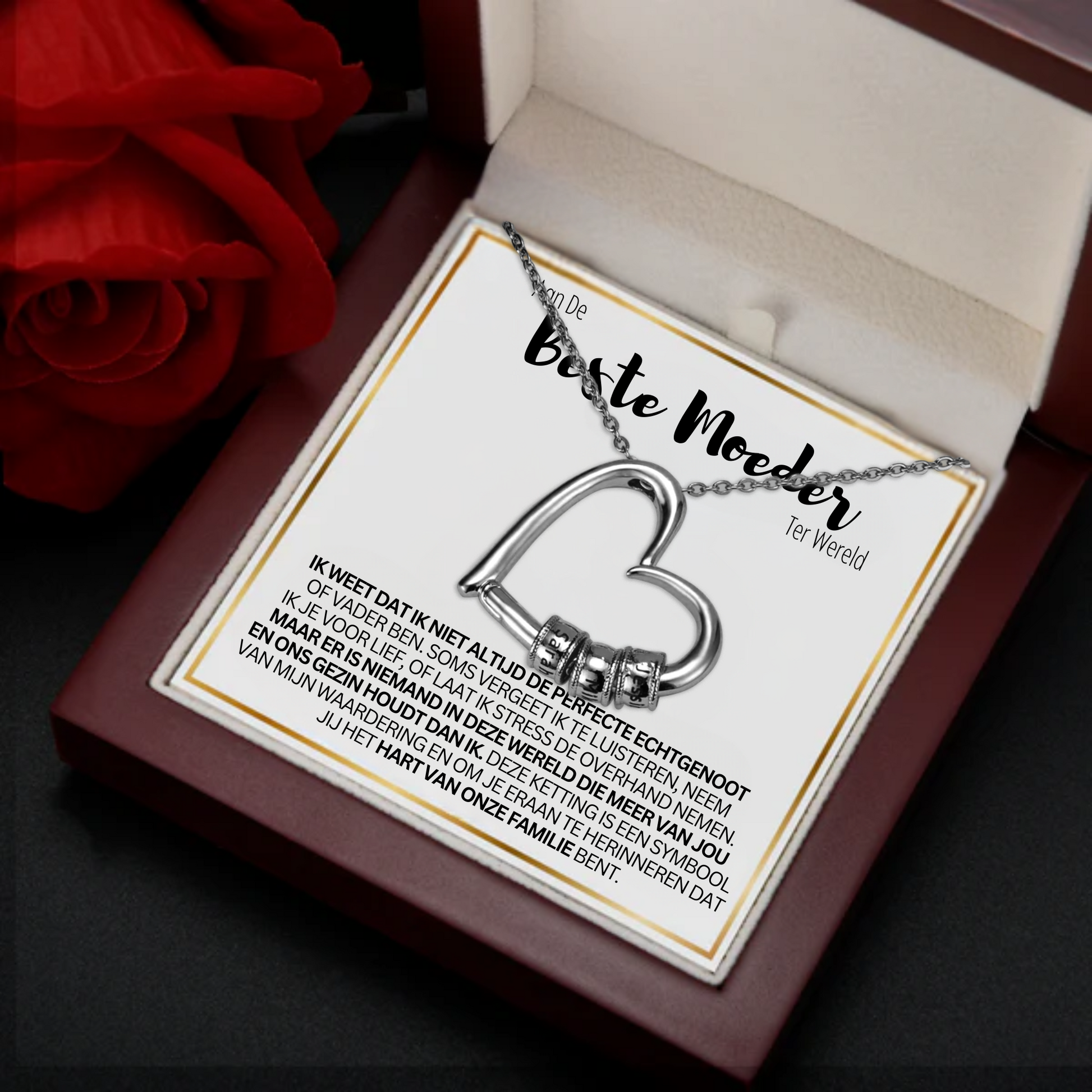 Hartvormige ketting voor moeder met gegraveerde namen, verguld roestvrij staal, gepresenteerd in luxe verpakking.