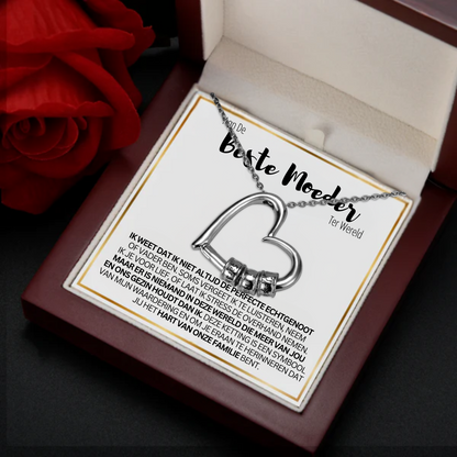 Hartvormige ketting voor moeder met gegraveerde namen, verguld roestvrij staal, gepresenteerd in luxe verpakking.
