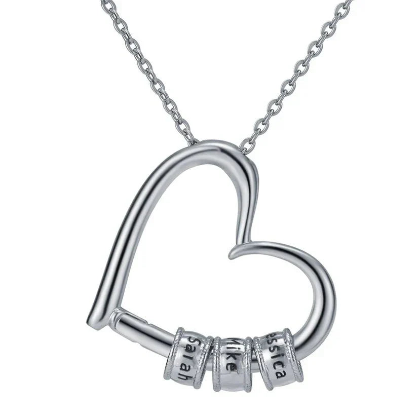 Hartvormige ketting voor moeder met gegraveerde namen, verguld roestvrij staal, gepresenteerd in luxe verpakking.