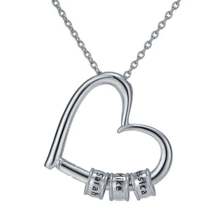 Hartvormige ketting voor moeder met gegraveerde namen, verguld roestvrij staal, gepresenteerd in luxe verpakking.