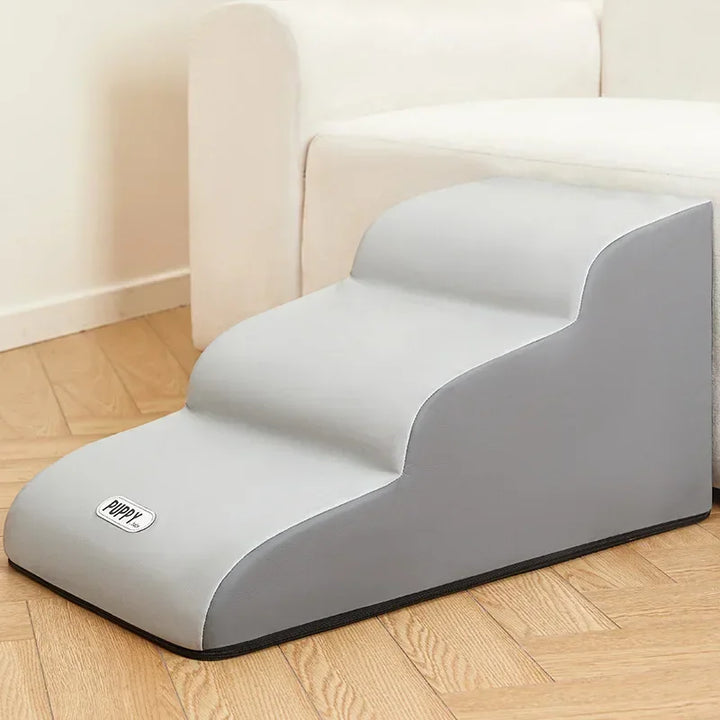 Moderne dierentrap als hondenbenodigdheden, voor optimale veiligheid en comfort bij bank en bed.