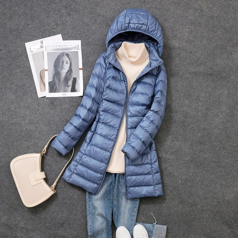 Blauwe lange winterjas Daisy voor dames, warm, stijlvol en ideaal voor outdoor activiteiten.