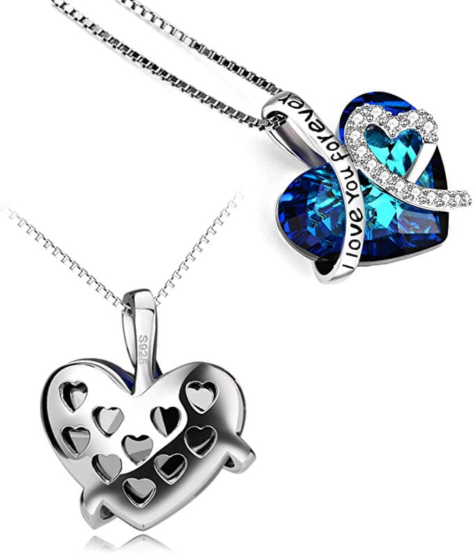 Dames accessoire: zilverkleurige ketting met glanzend kristal en romantische gravering, uniek.