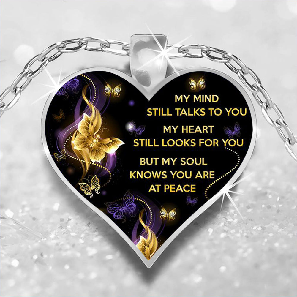 Zilveren gedenkketting, troostrijk geschenk voor rouw, met 'My Mind Still Talks To You' tekst en hart design.