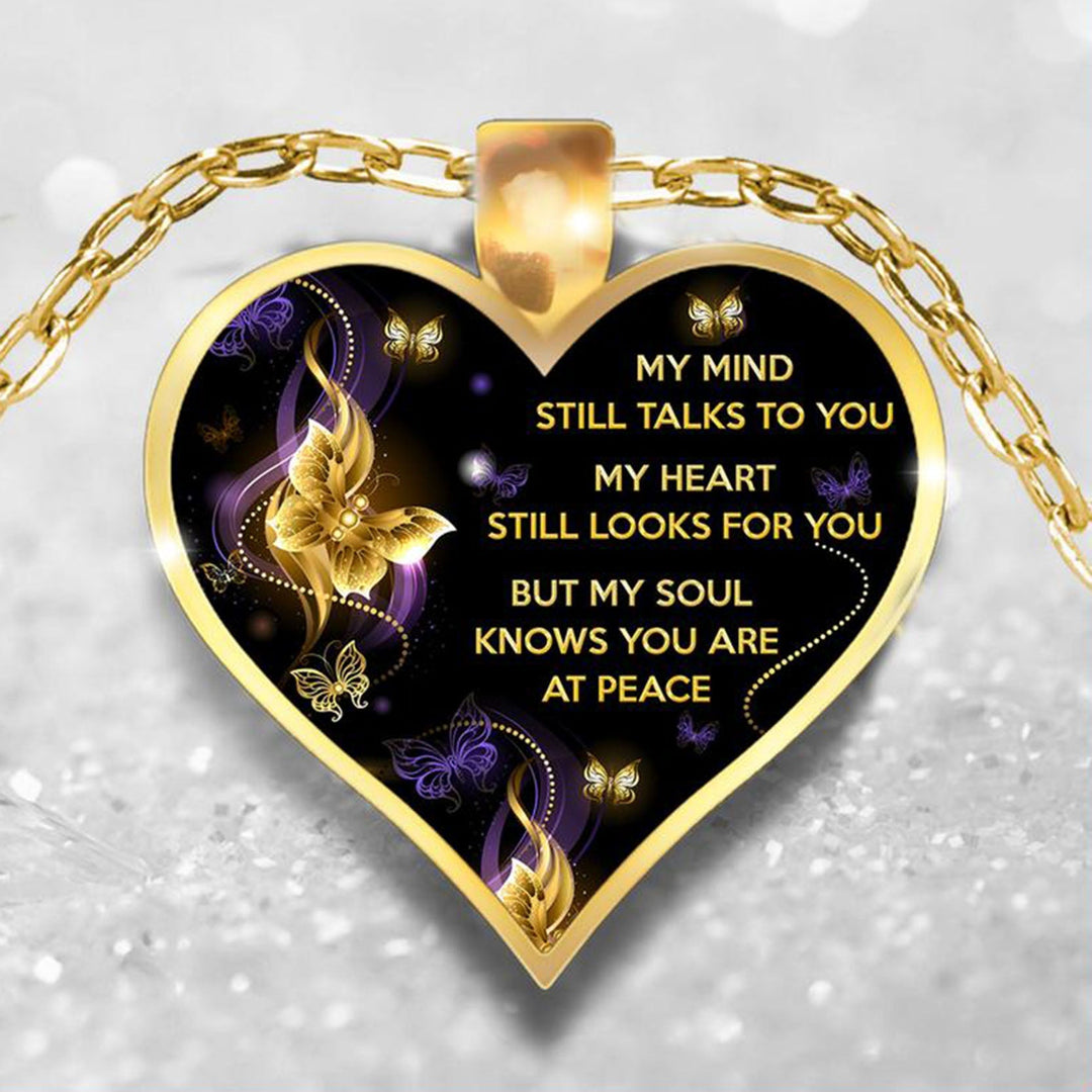 Detailopname van de hanger: 'My Mind Still Talks To You' op een zilverkleurige hart ketting, persoonlijk aandenken.