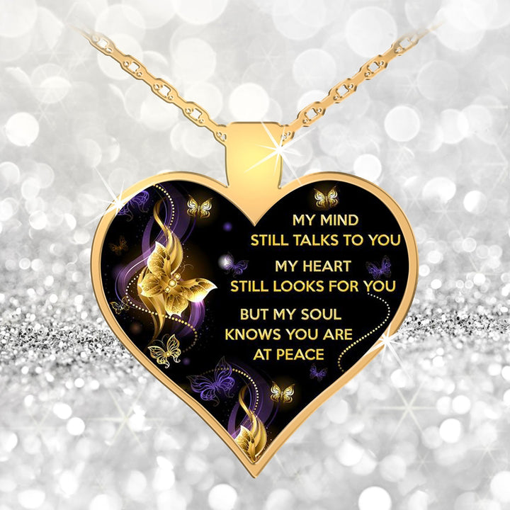 Elegant gedragen herdenkingsketting, 'My Mind Still Talks To You' hanger, sieraad als symbool van liefde en rouw.