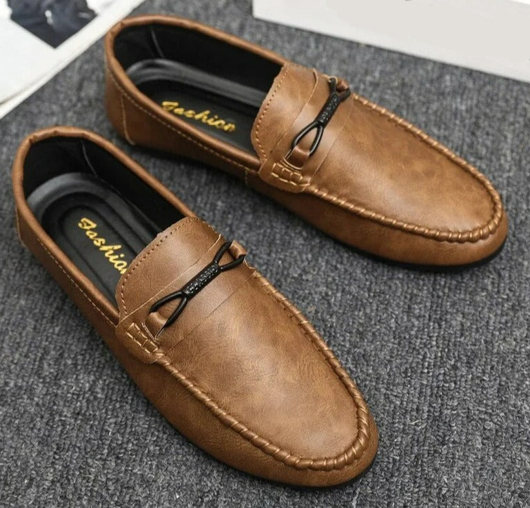 Stijlvolle leren heren loafers in bruin, comfortabele slip-on schoenen voor zakelijke of casual lente herfst outfits.