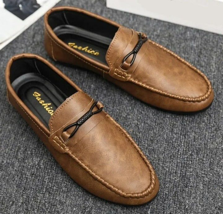 Stijlvolle leren heren loafers in bruin, comfortabele slip-on schoenen voor zakelijke of casual lente herfst outfits.