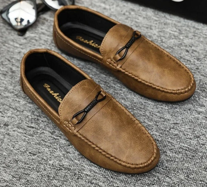 Elegante zwarte leren heren loafers, ideaal als nette slip-on schoenen voor de moderne man die comfort zoekt.
