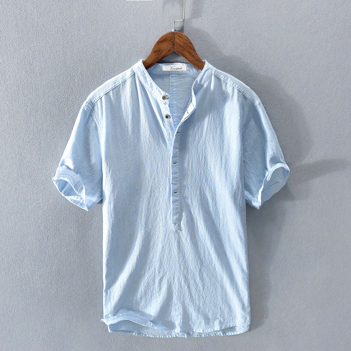 Stijlvol heren henley shirt met unieke bandkraag en korte mouw, perfect voor zomerse dagen.