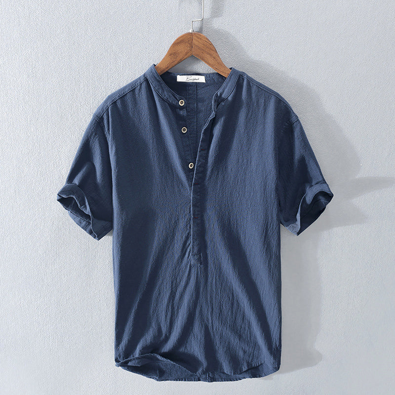 Ademend casual herenshirt, henley model met korte mouwen en bandkraag, comfortabele herenmode.