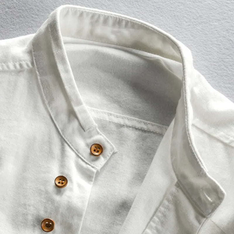 Modern heren shirt met bandkraag en lange mouwen, geschikt voor een smart-casual kantoorlook of diner.