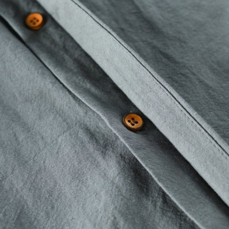 Veelzijdig herenoverhemd met bandkraag en lange mouwen, casual gestyled voor een relaxte doch stijlvolle outfit.
