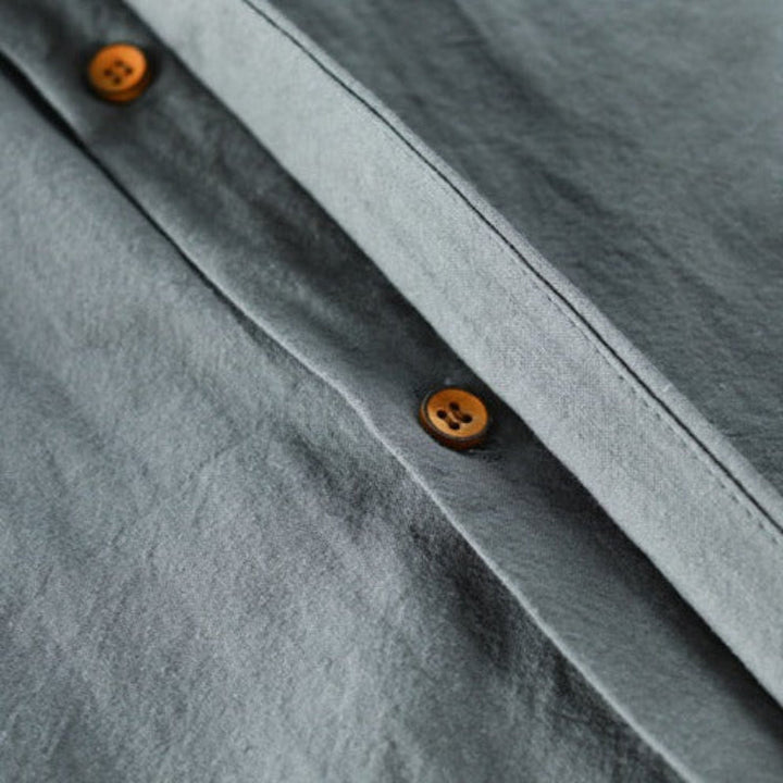 Veelzijdig herenoverhemd met bandkraag en lange mouwen, casual gestyled voor een relaxte doch stijlvolle outfit.