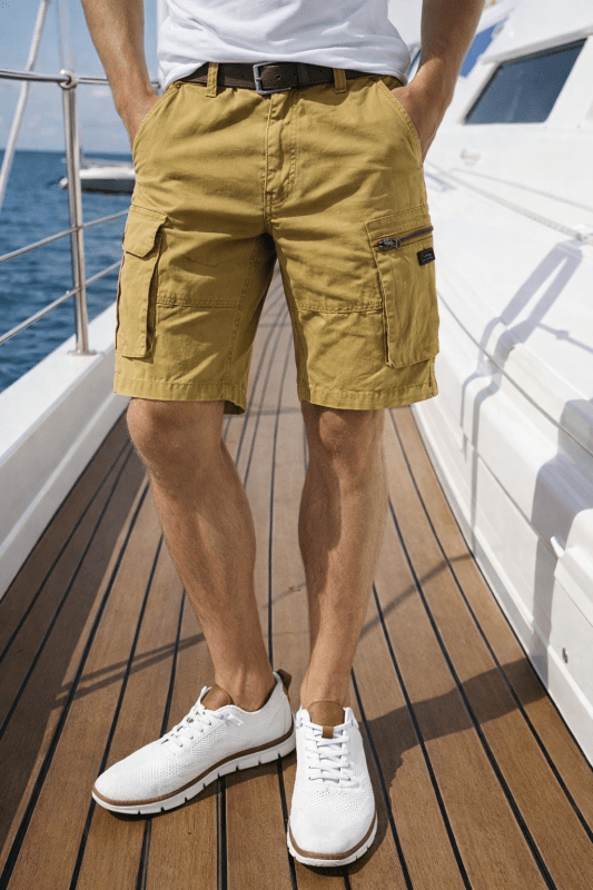 Grijze cargo korte broek voor heren, comfortabel en modieus voor dagelijks gebruik in de zomer.