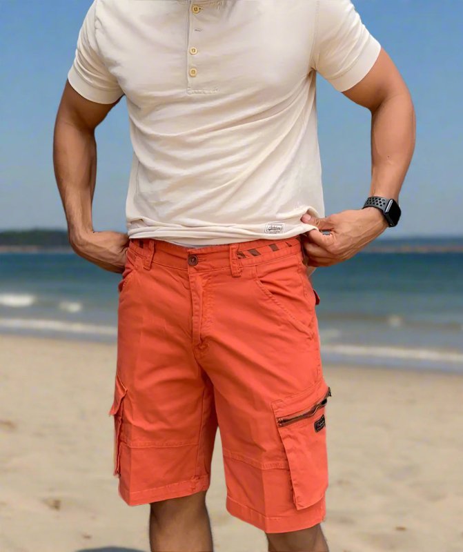 Mosterdgele heren cargo short, praktisch en comfortabel voor dagelijkse zomerse mode.