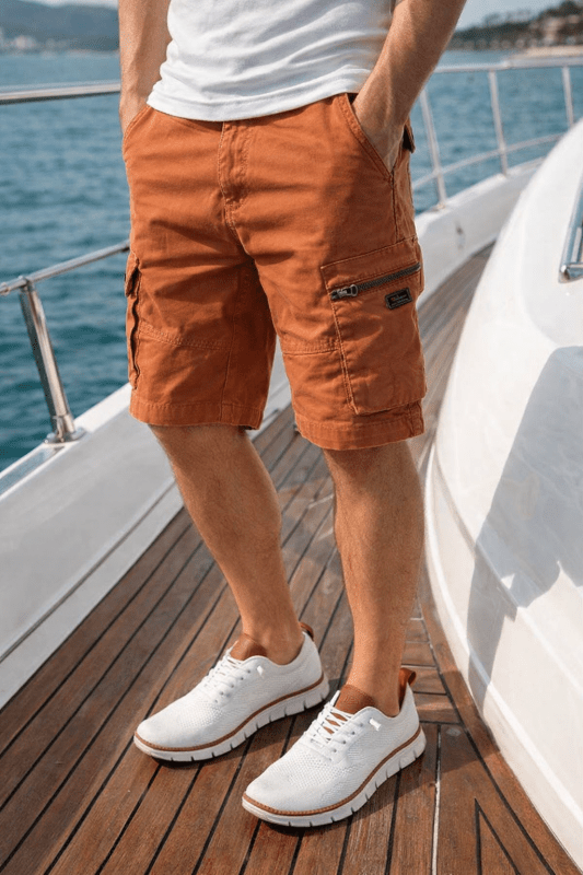 Praktische heren cargo short in trendy grijs, ideaal voor buitenactiviteiten.
