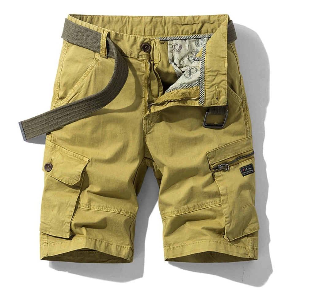 Mosterdgele cargo short voor heren, stijlvol en praktisch voor de zomer.