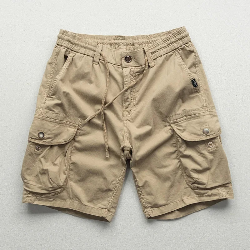 Khaki heren cargo shorts met zijzakken en elastische taille, perfect voor casual of outdoor activiteiten.