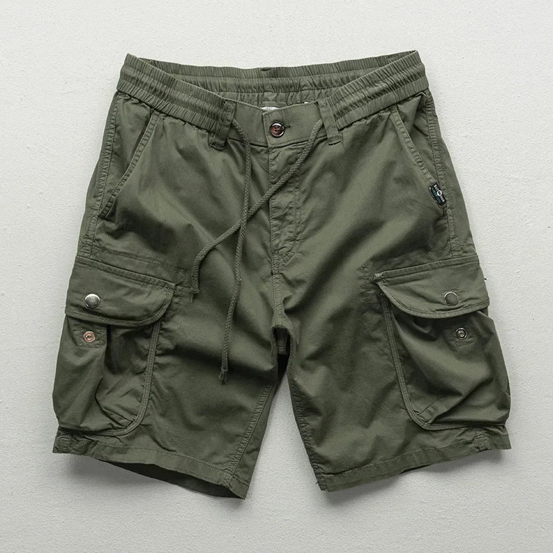 Legergroene heren cargo shorts met relaxed fit, praktische zijzakken en comfortabele elastische tailleband.