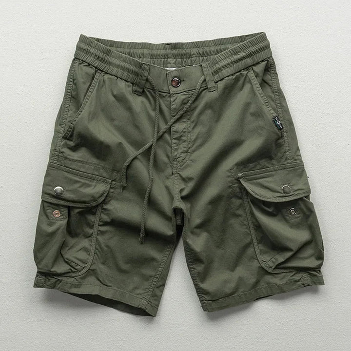 Legergroene heren cargo shorts met relaxed fit, praktische zijzakken en comfortabele elastische tailleband.