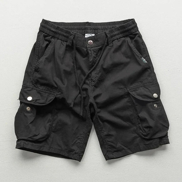 Zwarte casual heren cargo shorts, relaxed fit, met praktische zijzakken en comfortabele elastische tailleband.