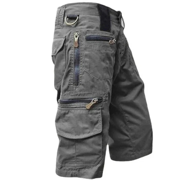 Stijlvolle heren cargo shorts in regular fit met praktische ritszakken voor een casual outdoor zomerlook.