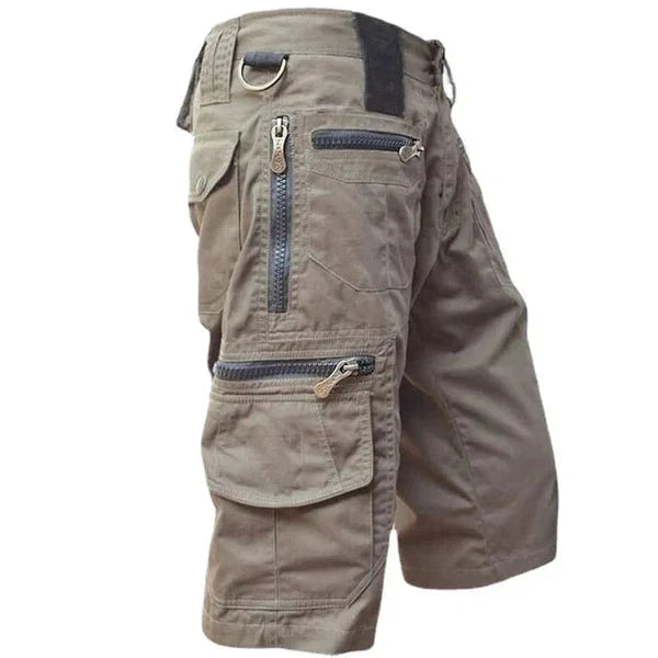 Veelzijdige heren cargo shorts met meerdere ritszakken, perfect voor outdoor en zomerse casual outfits.