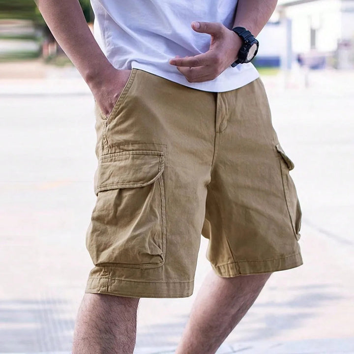 Groene heren cargo shorts voor outdoor avonturen, comfortabel en functioneel met ruime utility zakken.