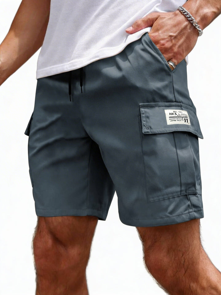 Heren cargo shorts met verstelbare tailleband en ruime zakken, ideaal voor casual zomerlooks.