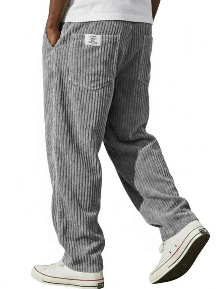 Heren corduroy broek, loose fit, met elastische tailleband en trekkoord. Comfortabel en casual voor elke man.