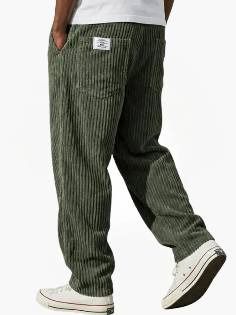 Relaxte beige loose fit heren corduroy broek. Ultiem comfort door elastische tailleband en trekkoord; perfect voor vrije tijd.