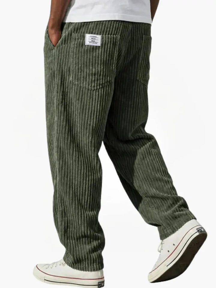 Relaxte beige loose fit heren corduroy broek. Ultiem comfort door elastische tailleband en trekkoord; perfect voor vrije tijd.