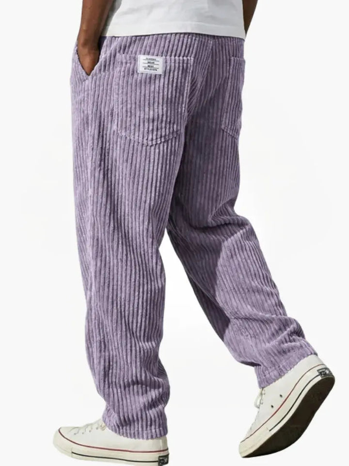 Marineblauwe heren corduroy broek, loose fit. Casual mode met comfortabele elastische tailleband en praktisch trekkoord.
