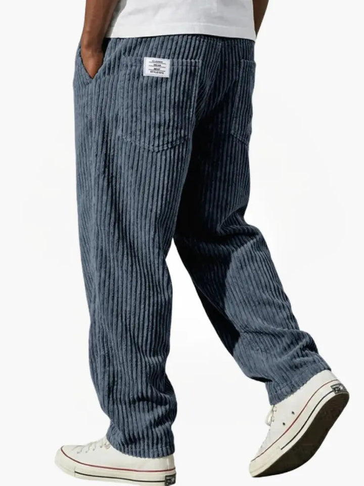 Zwarte comfortabele heren corduroy broek met loose fit. Ideaal voor een casual look, inclusief elastische tailleband.