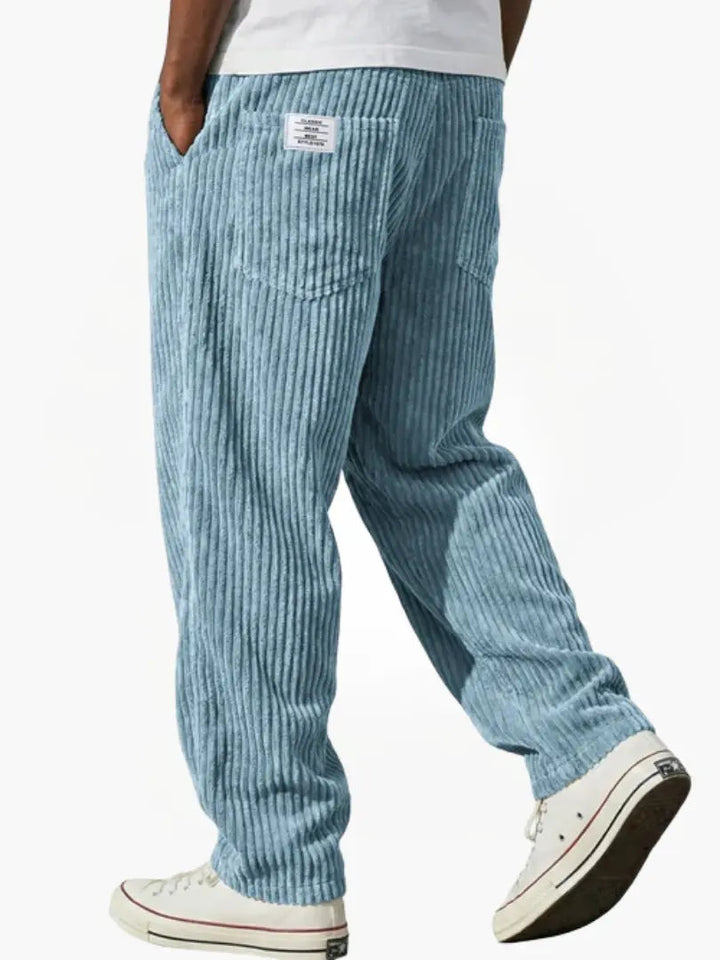 Stijlvolle groene loose fit corduroy herenbroek. Veelzijdig en comfortabel met elastische tailleband en trekkoord.