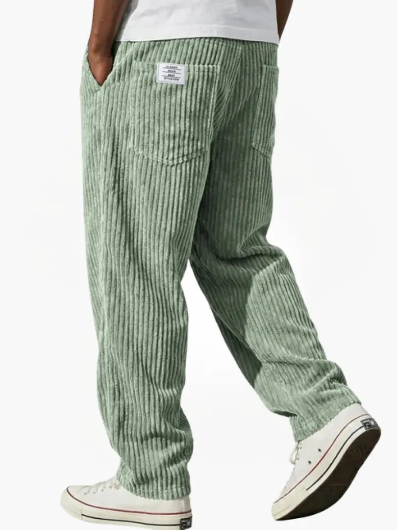 Vooraanzicht van grijze heren corduroy broek, loose fit. Duidelijk zichtbare elastische tailleband en trekkoord.