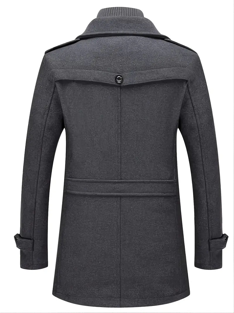 Detail van een heren militaire overjas met dubbele rij knopen, comfortabel en modieus.