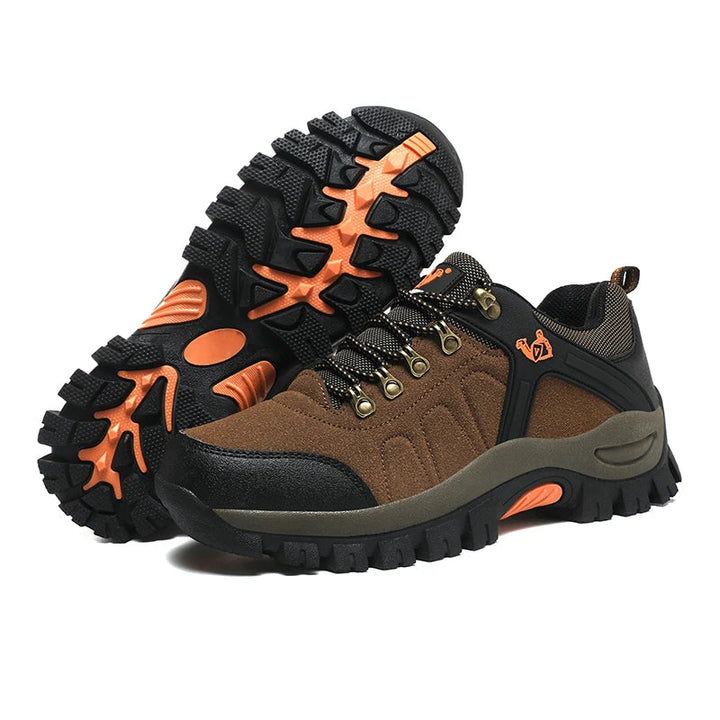 Lichtgrijze comfortabele heren wandellaarzen met enkelsteun, perfect voor lange hikes en avontuurlijk terrein.