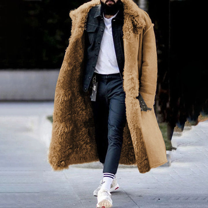 Modieuze lange oversized heren winterjas. Een trendy statement stuk buitenkleding voor de stijlvolle man.